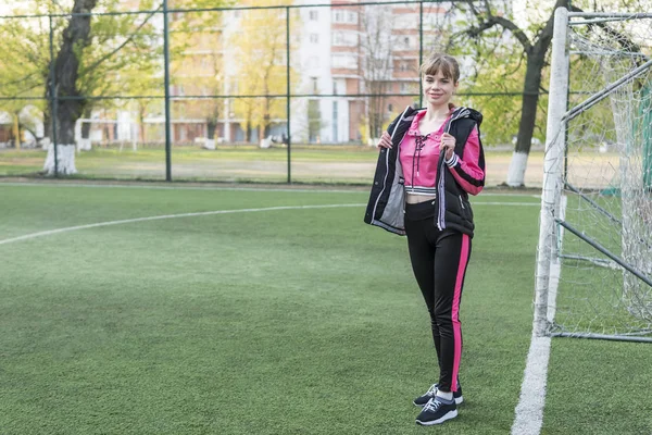 Retrato da mulher no gol de futebol — Fotografia de Stock