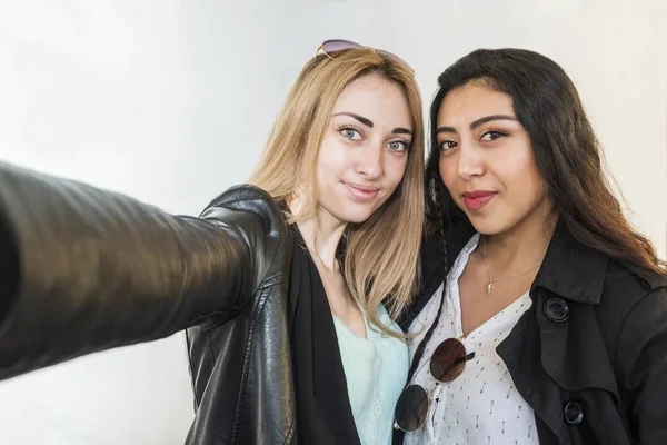 Селфи двух женщин разных национальностей — стоковое фото