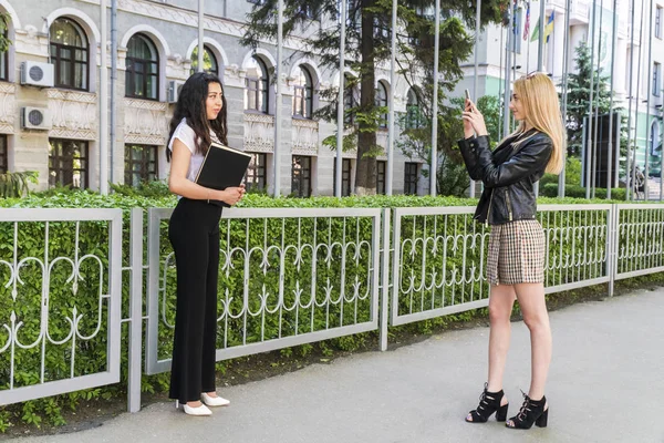 Les étudiants sont photographiés au téléphone — Photo