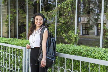 kulaklıkla müzik dinleyen güzel öğrenci