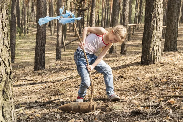 Child found an unexploded bomb — Stock Photo, Image
