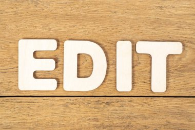 Ahşap masada Word düzenleme