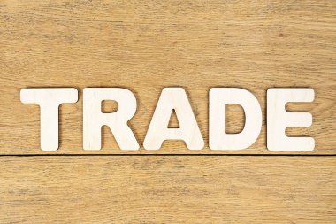 ahşap harflerden kelime ticaret