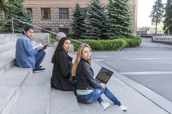 Portrét studentů na univerzitních schodech — Stock fotografie