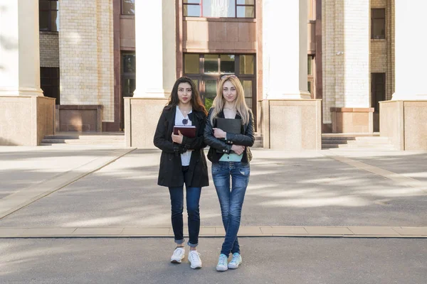 Portrait de deux femmes à l'université — Photo