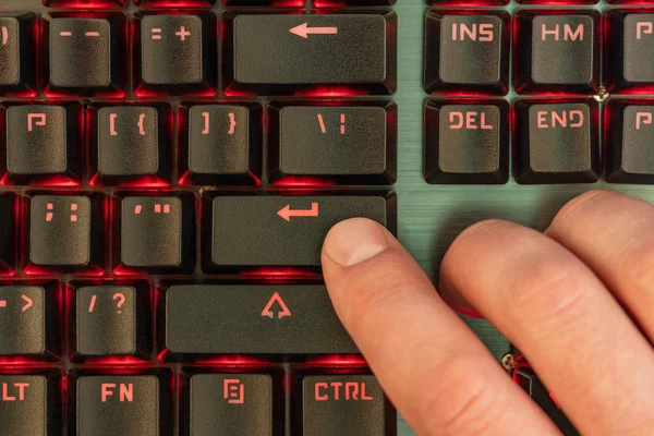 Índice pulsaciones de dedo entrar en el teclado — Foto de Stock