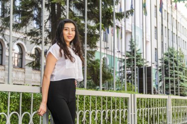 Üniversitede güzel bir öğrenci.