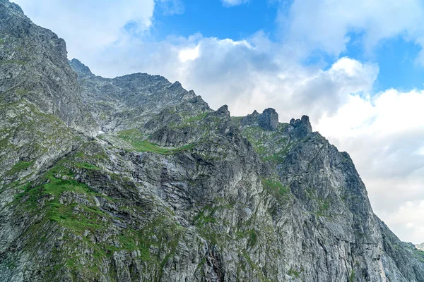 Gökyüzüne karşı dağ uçurumu — Stok fotoğraf