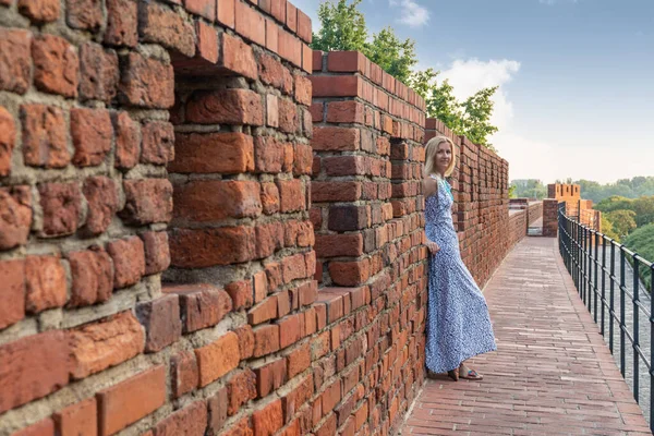 Žena u staré zdi — Stock fotografie