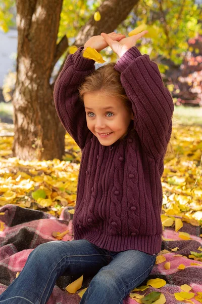 Осенний портрет радостного ребенка — стоковое фото