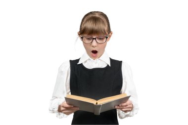 Gözlüklü, ağzı açık bir öğrenci elinde beyaz arka planda izole bir şekilde kitap okuyor.