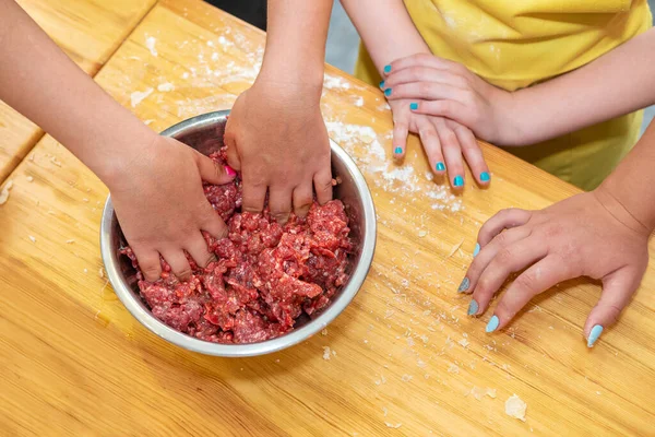 Kinderen Handen Mengen Gehakt Vlees Een Kom Een Houten Tafel — Stockfoto