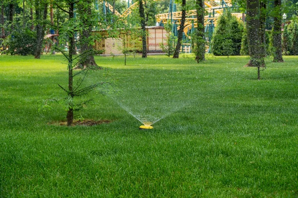 Sistema Irrigação Rega Perto Num Parque Diversões — Fotografia de Stock