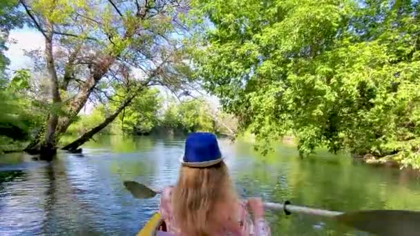 Mujer Sombrero Azul Flota Río Kayak Remando Remo Aluminio — Vídeos de Stock