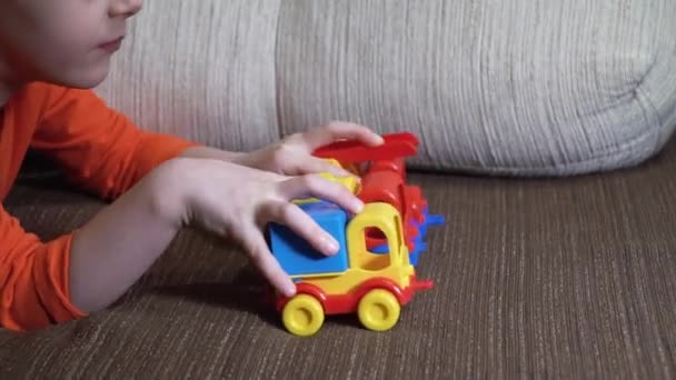 Bambino Ragazza Giocare Giocattolo Auto Sdraiato Divano — Video Stock