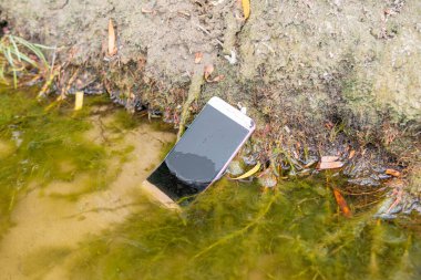 Telefon nehre düştü.