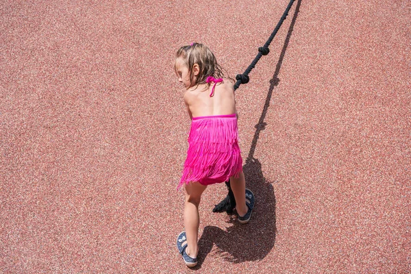 Child on a tightrope — Stock Photo, Image