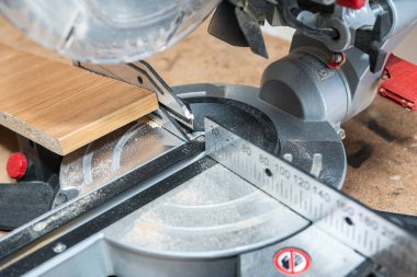 Çilingir teçhizatı. Tozda cetvel olan dairesel testere. Yakın plan.