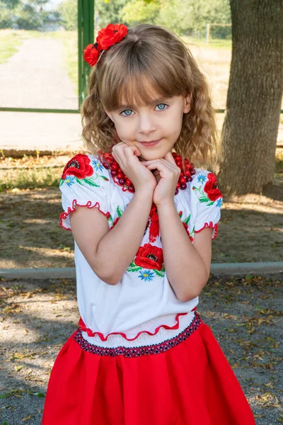 Portret małej pięknej przedszkolanki — Zdjęcie stockowe