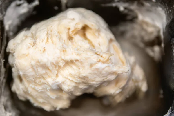 Dough draait in de mixer Stockafbeelding