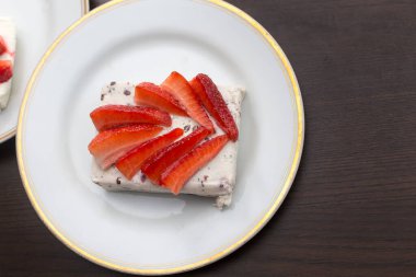 Beyaz Tabaklar Üzerine İki Erdemli Çilek Ezmesi Siyah Arkaplan