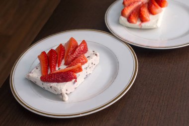 Beyaz Tabaklar Üzerine İki Erdemli Çilek Ezmesi Siyah Arkaplan