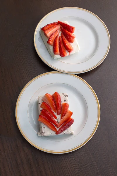 Dos Cuajadas Fresa Saludables Placas Blancas Fondo Oscuro — Foto de Stock