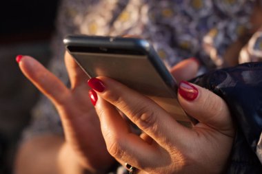 Cep telefonu kadınların elinde. Evi arıyorum, aileler.