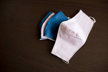 Masadaki yüz maskeleri. Solunum cihazı, dumanı, buharı, gazları ve toz gibi partikül maddeleri içeren tehlikeli atmosferleri solumaktan korumak için tasarlanmış bir cihazdır..