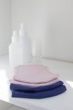 Işık Arkaplanı 'ndaki yüz maskeleri üç şişe dezenfektanla solunum cihazı takanı gaz, buhar, gaz ve toz gibi tehlikeli atmosferleri solumaktan korur.