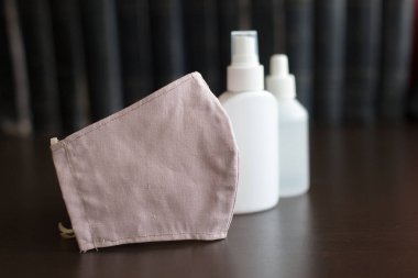 Karanlık Arkaplan 'daki yüz maskesi iki şişe dezenfektanla solunum cihazını gaz, buhar, gaz ve toz gibi maddeleri içeren tehlikeli atmosferleri solumaktan korur.