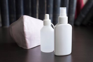 Karanlık Arkaplan 'daki yüz maskesi iki şişe dezenfektanla solunum cihazını gaz, buhar, gaz ve toz gibi maddeleri içeren tehlikeli atmosferleri solumaktan korur.