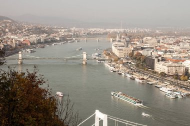 Editör Budapeşte, Macaristan - 1 Kasım 2018 Perşembe: Peyzaj Nehri. Zincir Köprüsü