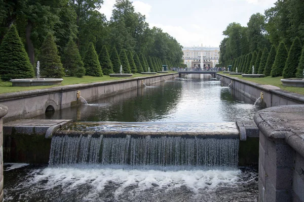 Petergofウォーターパークや宮殿で噴水 高品質の写真 — ストック写真