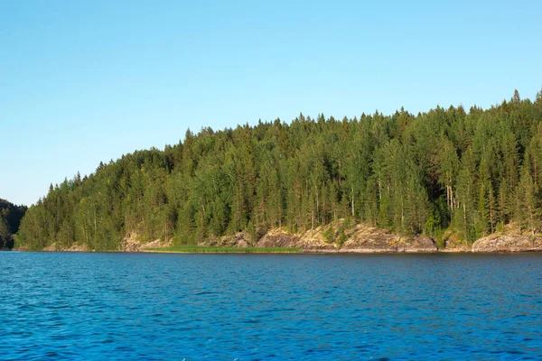 Ladoga Gölü ve Stone Embankment Sortavala 'da. Yüksek kalite fotoğraf