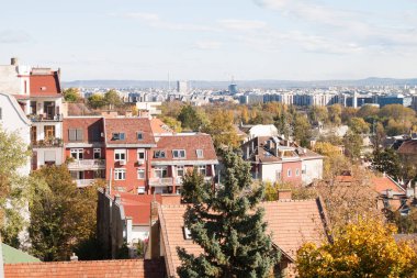 Budapeşte, Macaristan - 24 Ekim 2017: Budapeşte, Macaristan 'da çatı ve evler. Yüksek kalite fotoğraf
