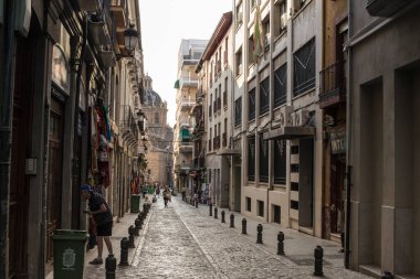 Granada, İspanya 7 Temmuz 2019: Şehir merkezinde yerel halk ve turistlerle dolu rahat bir sokak yaz akşamı