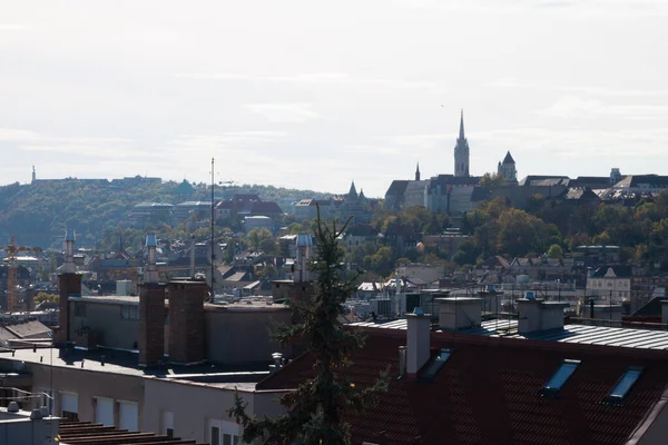 Budapešť, Maďarsko - 24. října 2017: Střechy a domy v Budapešti, Maďarsko. — Stock fotografie