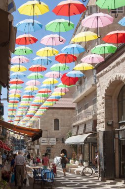 Kudüs, İsrail - 7 Temmuz 2018: Yaz mevsiminde Şemsiye Caddesi