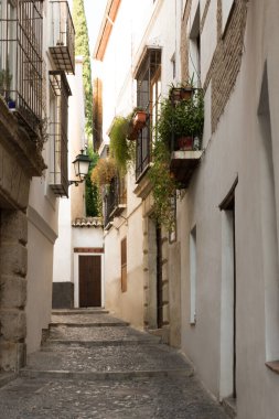 Granada İspanya 'nın şehir merkezinde sıcak, boş bir sokak. Yaz akşamı.