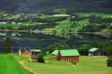 Göl ve ilçe daha og köyde Romsdal, Norveç
