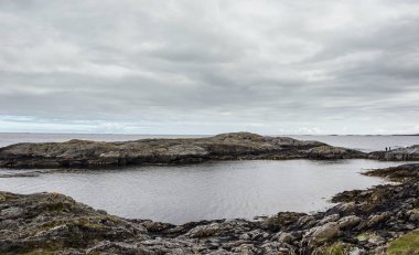 Kayalar ünlü Atlantic Ocean Road - Atlanterhavsveien, daha fazla og kıyısında Romsdal İlçesi, Norveç görüntüleyin..