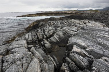 Kayalar ünlü Atlantic Ocean Road - Atlanterhavsveien, daha fazla og kıyısında Romsdal İlçesi, Norveç görüntüleyin..