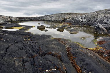 Kayalar ünlü Atlantic Ocean Road - Atlanterhavsveien, daha fazla og kıyısında Romsdal İlçesi, Norveç görüntüleyin..