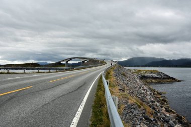 Atlantik Okyanusu Road - Atlanterhavsveien, 8.3 kilometrelik uzun bölüm bir adalar EIDE ve daha fazla og Averoy aracılığıyla çalışır ilçe Road 64 Romsdal, Norveç