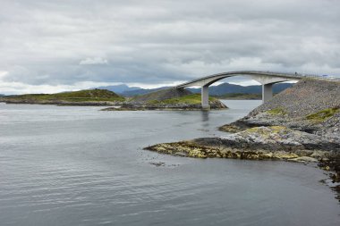Atlantik Okyanusu Road - Atlanterhavsveien, 8.3 kilometrelik uzun bölüm bir adalar EIDE ve daha fazla og Averoy aracılığıyla çalışır ilçe Road 64 Romsdal, Norveç