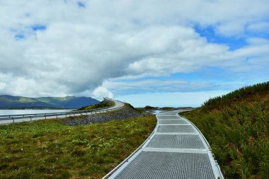 Atlantik Okyanusu Road - Atlanterhavsveien, 8.3 kilometrelik uzun bölüm bir adalar EIDE ve daha fazla og Averoy aracılığıyla çalışır ilçe Road 64 Romsdal, Norveç