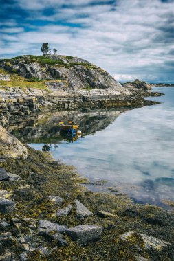 Güzel manzara ünlü Atlantic Ocean Road - Atlanterhavsveien, daha fazla og kıyısında Romsdal İlçesi, Norveç.