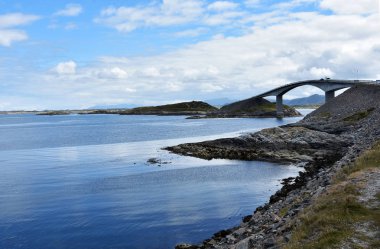 Atlantik Okyanusu Road - Atlanterhavsveien, 8.3 kilometrelik uzun bölüm bir adalar EIDE ve daha fazla og Averoy aracılığıyla çalışır ilçe Road 64 Romsdal, Norveç