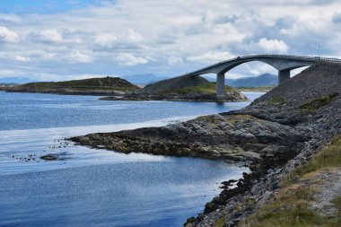 Atlantik Okyanusu Road - Atlanterhavsveien, 8.3 kilometrelik uzun bölüm bir adalar EIDE ve daha fazla og Averoy aracılığıyla çalışır ilçe Road 64 Romsdal, Norveç